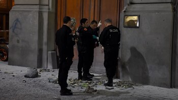 Bomberos de la Policía realizan las pericias necesarias en la puerta dañada