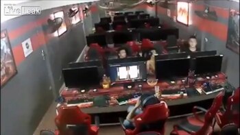 Decenas de jóvenes estaban en el cibercafé cuando apareció la pandilla