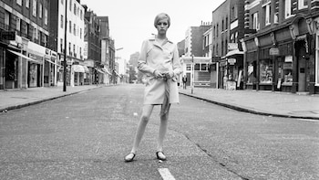 Twiggy en 1966 enfundada en