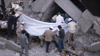 Trabajadores realizando tareas de rescate tras