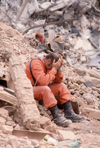 Un trabajador exhausto tomando un descanso