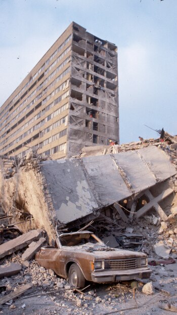 Un automóvil bajo un edificio