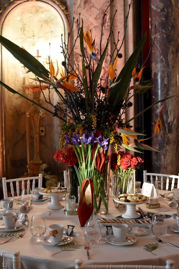 Mesa decorada por la marca