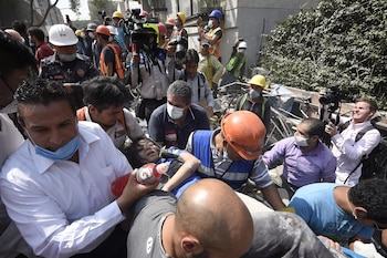 Los socorristas trasladan a heridos