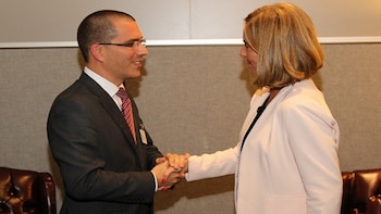 Jorge Arreaza saluda a Federica