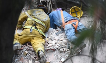 Un bombero y un rescatista
