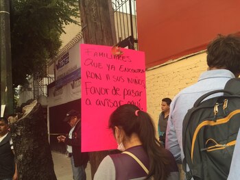 Padres buscan a sus hijos