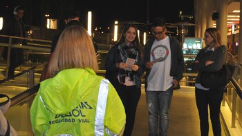 Representantes de Autopistas del Sol y Autopistas del Oeste repartieron folletos con información.