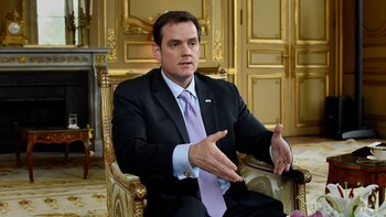 El encargado de negocios, Tom