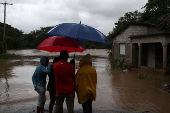 Un grupo de personas observa