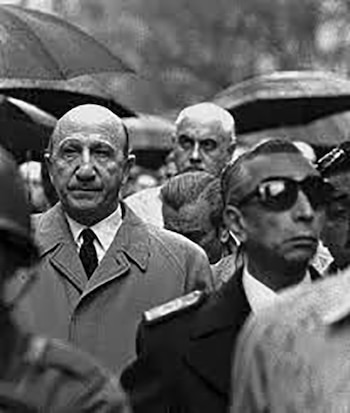 Alejandro Lanusse (al centro, en