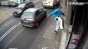 Luego siguió rompiendo los cristales