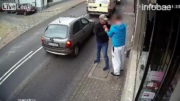 Un transeúnte trató de pararlo,