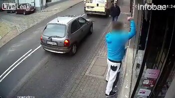 El hombre empezó rompiendo la