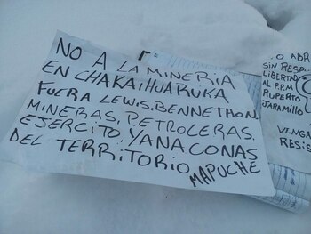 Uno de los panfletos dejados