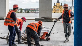 Los obreros trabajan para terminar