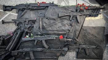 Diferentes representaciones del AK-47 esculpidas