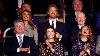 El príncipe Harry junto a