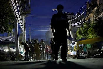 Voluntarios y soldados guardan sus