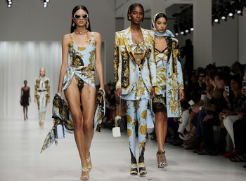 Las modelos lucieron la nueva temporada primavera-verano 2018 en Milán, Italia en dónde se destacaron estampados que jugaban con distintos tonos e incluso trajes de baño cavados, que formaron parte de la colección (AP Photo/Luca Bruno)