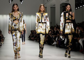 El desfile fue un repaso por todos los estampados favoritos del diseñador, quien gracias a su hermana, se pudo apreciar la esencia de Gianni (AP Photo/Luca Bruno)