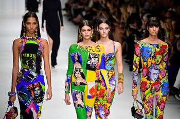 Los accesorios junto con los estampados con colores saturados fueron los protagonistas de todas las piezas únicas que se crearon en esta colección (AFP PHOTO / Miguel MEDINA)