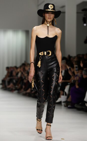 El negro y el dorado fueron siempre una fuente de inspiración para Versace (AP Photo/Luca Bruno)