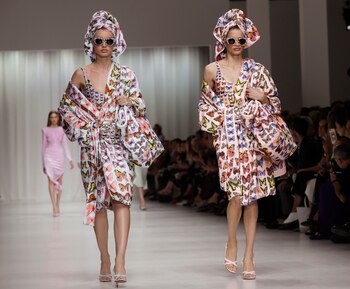 La nueva colección incluye también batas, toallas e incluso gafas que combinan (AP Photo/Luca Bruno)