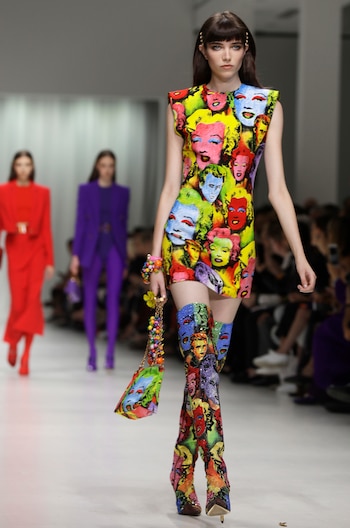 Los colores saturados, los brillos y apliques están presentes en la mayoría de los modelos de la colección Tribute (AP Photo/Luca Bruno)