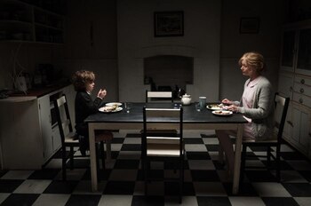 Essie Davis y Noah Wiseman