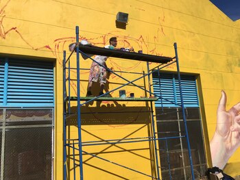 A pleno mediodía y a