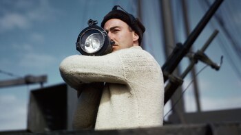 Un tripulante señala otro barco