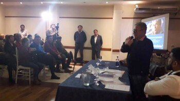 Eduardo Duhalde durante la charla