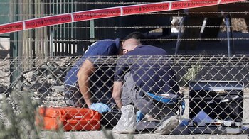 Forenses reúnen evidencias en el