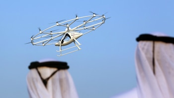 Dos hombres observan despegar el