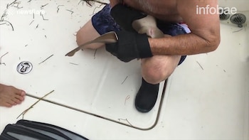 Al subir a la lancha,