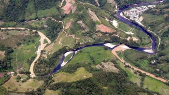 Imagen que muestra la contaminación de un río en Colombia tras un ataque a un oleoducto atribuido al grupo terrorista ELN.