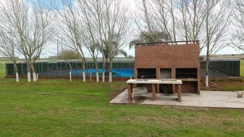 Pileta y parrilla para Medina