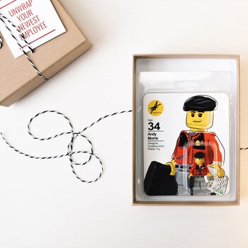 “Desempaque a su nuevo empleado”,