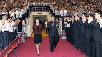 Sonriente y sin salirse del