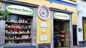 El local que alberga 800