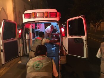 Paramédicos atienden a un herido
