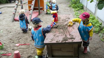 Los niños juegan en el