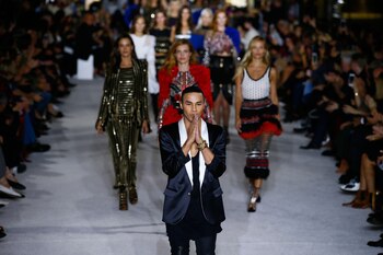 Emmanuel Diemoz, director creativo de la firma. En pasarela se adelantó al desfile de Victoria’s Secret e invitó a los Ángeles a participar de su show (AP)