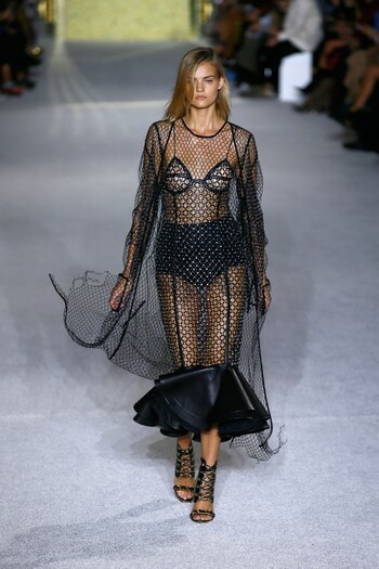 La colección de la firma francesa está dirigida a una mujer fuerte y segura de su estilo. El barroco y las transparencias dejaron ver el lado más sensual de las modelos