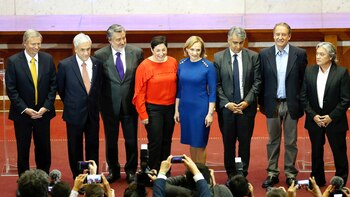 Los candidatos presidenciales chilenos José Antonio Kast, Sebastián Piñera, Alejandro Guillier, Beatriz Sanchez, Carolina Goic, Marco Enríquez-Ominami, Eduardo Artes y Alejandro Navarro, durante el debate en Valparaíso, Chile
