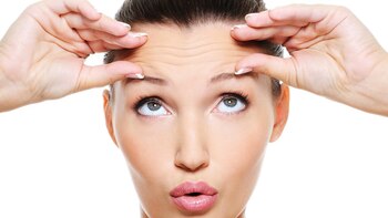 Elevar las cejas y la