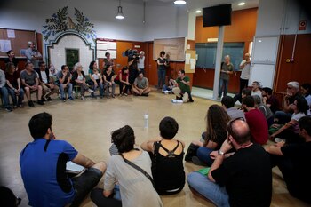 Un grupo de personas toma