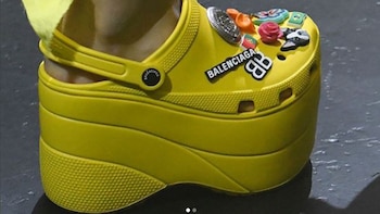 Crocs y Balenciaga, la nueva