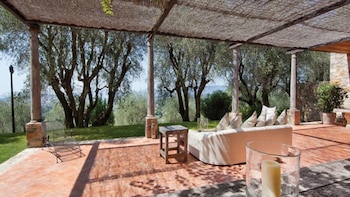 Con amplios jardines, una cancha